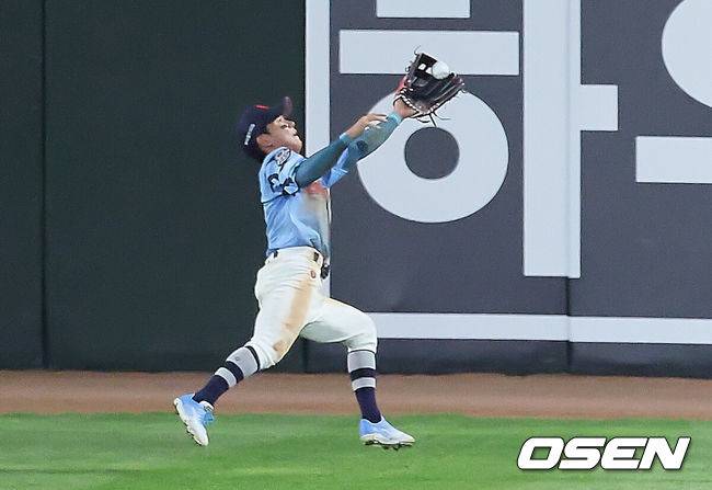 [OSEN=부산, 이석우 기자] 31일 부산 사직야구장에서 2025 신한 SOL 뱅크 KBO 리그 롯데 자이언츠와 NC 다이노스의 경기가 열렸다. 홈팀 롯데는 데이비슨이, 방문팀 NC는 김녹원이 선발 출전했다.롯데 자이언츠 장두성이 9회초 1사 NC 다이노스 최정원의 타구를 잡고 있다. 2025.07.31 / foto0307@osen.co.kr