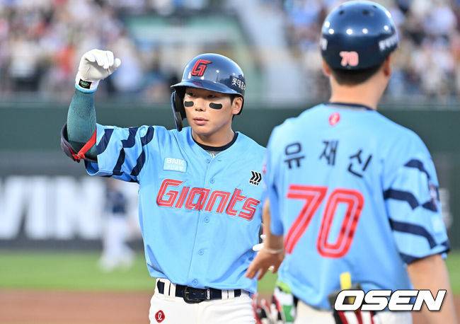 [OSEN=부산, 이석우 기자] 31일 부산 사직야구장에서 2025 신한 SOL 뱅크 KBO 리그 롯데 자이언츠와 NC 다이노스의 경기가 열렸다. 홈팀 롯데는 데이비슨이, 방문팀 NC는 김녹원이 선발 출전했다.롯데 자이언츠 장두성이 2회말 1사 1,3루 우익수 앞 1타점 안타를 치고 세리머니를 하고 있다. 2025.07.31 / foto0307@osen.co.kr
