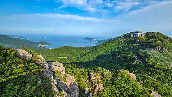 정상에서 바라본 풍경(기암, 학동해변, 해금강, 케이블카 정류장)