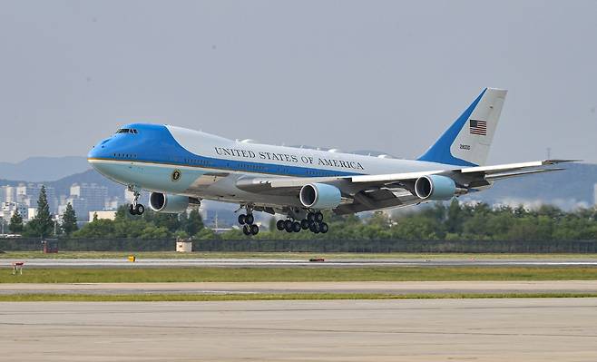 2022년 5월20일 취임 후 처음으로 한국을 찾은 조 바이든 당시 미국 대통령이 탑승한 미 공군 1호기, 이른바 에어포스원이 오산 공군기지 활주로에 착륙하고 있다. 세계일보 자료사진