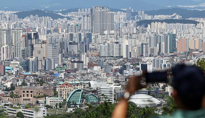 서울 시내 아파트 단지 전경을 시민이 촬영하고 있다. 최근 서울 아파트값은 재건축 단지 중심으로 상승세를 이어가고 있지만, 전반적인 관망세가 짙어지며 상승폭은 축소됐다. 2025년 7월 4주 기준 서울 아파트 매매가격 상승률은 0.12%로, 전주(0.16%)보다 둔화됐다. 뉴스1