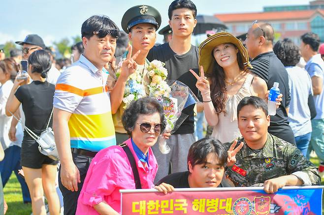 31일 해병대 교육훈련단에서 열린 해병 1319기 수료식에서 신병들이 가족들과 수료의 기쁨을 나누고 있다.