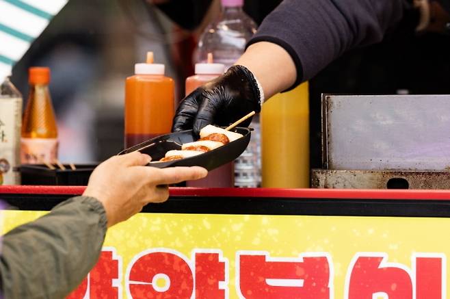 서울 강서구가 주최한 ‘2024 허준 축제’에서 한 시민이 다회용기에 담긴 음식을 받고 있다. 강서구 제공