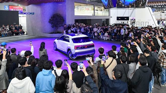 지난 4월 열린 서울모빌리티쇼에서 현대모비스가 자동차 첨단기술을 시연하고 있다. 현대모비스 제공