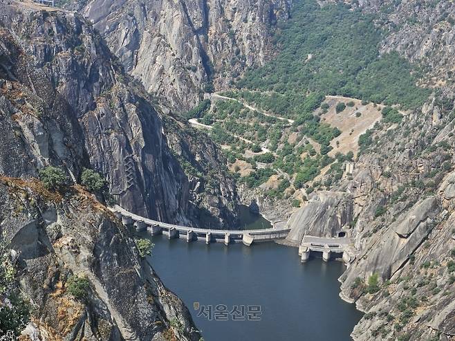 스페인 서북부 살라망카주 ‘알데아다빌라댐’의 모습. 지난 4월 28일 발생한 대정전 당시 자립 시동 시스템을 통해 수력발전소를 가동시켜 스페인 전역에 전력을 재공급하는 데 핵심적인 역할을 했다.  살라망카 장진복 기자