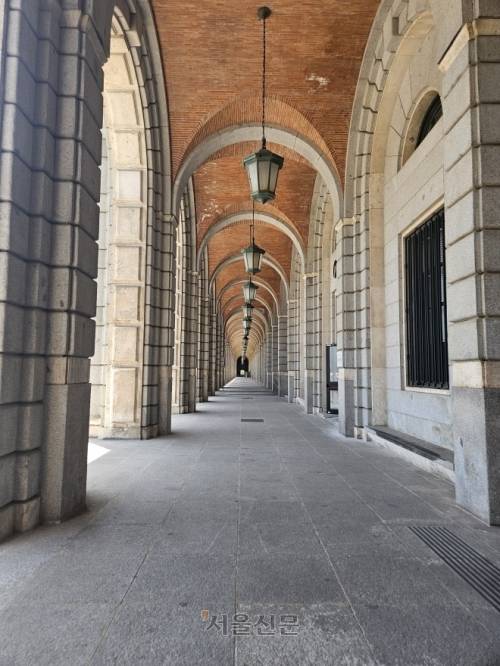 스페인 에너지 정책을 담당하는 친환경전환·인구변화대응부 건물 앞 전등이 꺼져 있다.  마드리드 장진복 기자