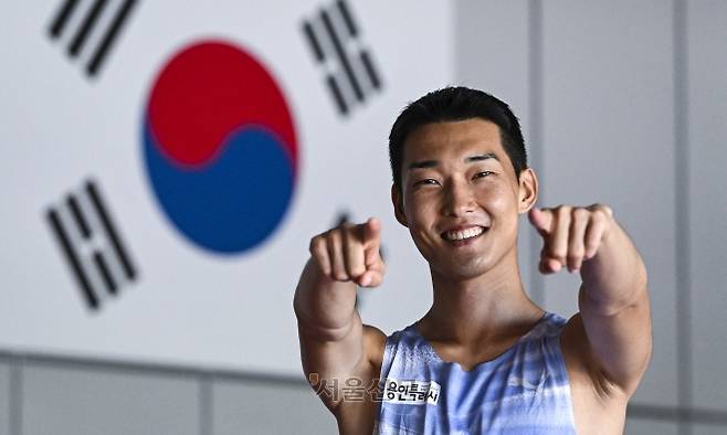 우상혁이 지난 28일 충북 진천 국가대표선수촌에서 오는 9일부터 시작되는 유럽 원정에서 선전을 다짐하며 웃고 있다. 이지훈 기자