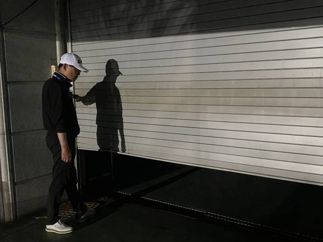 카트고 문을 열고 있는 천철호 팀장.