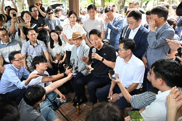 오세훈 서울시장이 30일 서울 양천구 목동6단지 주민들과 만나 재건축 현안에 대해 논의하고 있다. 사진 제공=서울시