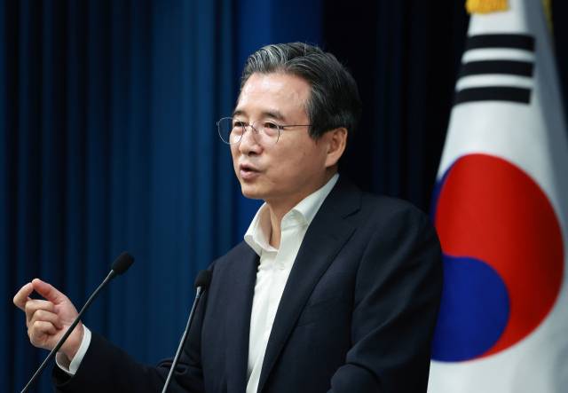 김용범 대통령실 정책실장이 31일 서울 용산 대통령실 청사에서 한미 관세 협상 타결 관련 브리핑 뒤 취재진의 질문에 답하고 있다. 연합뉴스