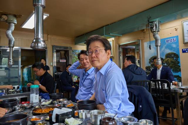이재명 대통령이 31일 서울 용산 대통령실 인근 식당에서 강훈식 대통령비서실장, 황인권 경호처장, 권혁기 의전비서관 등 참모진과 점심식사를 하고 있다. 사진 제공=대통령실
