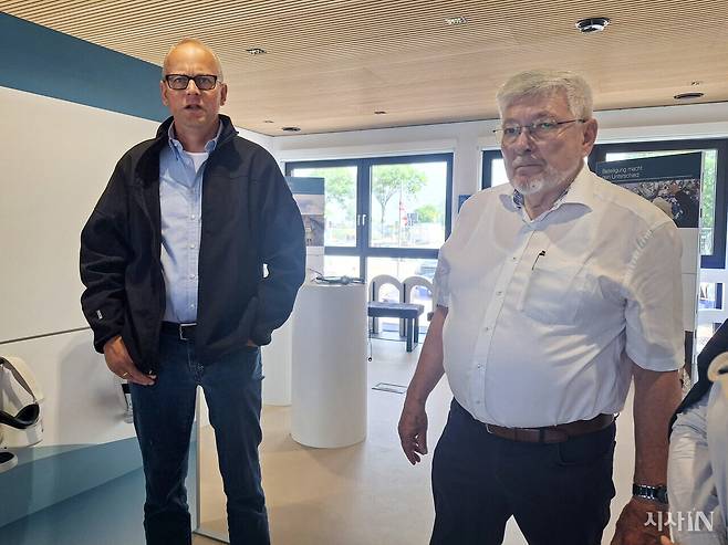 델프 볼튼 베벨스플레트 시장(오른쪽)과 마을 주민 사스키 씨. ⓒ시사IN 이오성