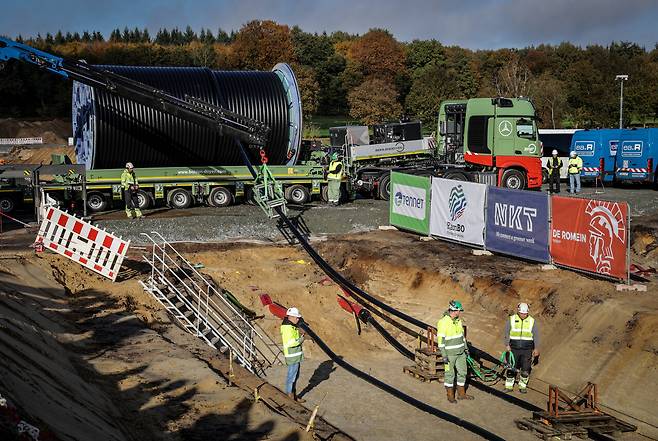 2024년 10월 니더작센주의 쥐트링크 공사 현장에서 작업자들이 케이블을 옮기고 있다. ⓒdpa