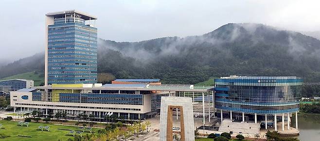 전남 완도군이 85억원짜리 유적지 관광 자원화 사업을 벌이면서 설계업체가 엉터리로 작성한 설계도를 제대로 검토하지 않아 공사기간이 길어지고 공사비가 증액된 사실이 드러났다. 이 같은 사실은 전남도의 완도군에 대한 정기종합감사에서 밝혀졌다. 전남도청 전경 ⓒ전남도