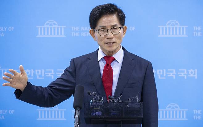 국민의힘 당 대표 선거에 출마한 김문수 후보가 31일 국회 소통관에서 비전·공약 발표를 마친 뒤 취재진과 인터뷰하고 있다. ⓒ연합뉴스