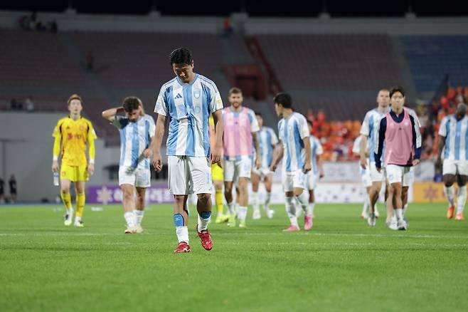 울산 선수들이 27일 강원과 원정경기에서 2-2 무승부를 거둔 뒤 아쉬워하고 있다. 사진제공｜한국프로축구연맹