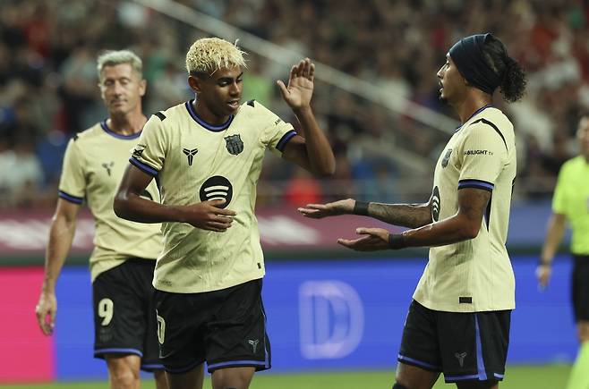 30일 서울월드컵경기장에서 열린 바르셀로나와 서울의 ‘FC바르셀로나 2025 아시아투어 에디션’ 1경기 전반을 가장  뜨겁게 달군 스타는 야말(왼쪽)이었다. 팀이 3-2로 앞선 전반동안 3골에 모두 관여하는 존재감을 보였다. 2-2로 밪선 전반 추가시간 골을 터트린 뒤 기뻐하는 모습 상암│뉴시스