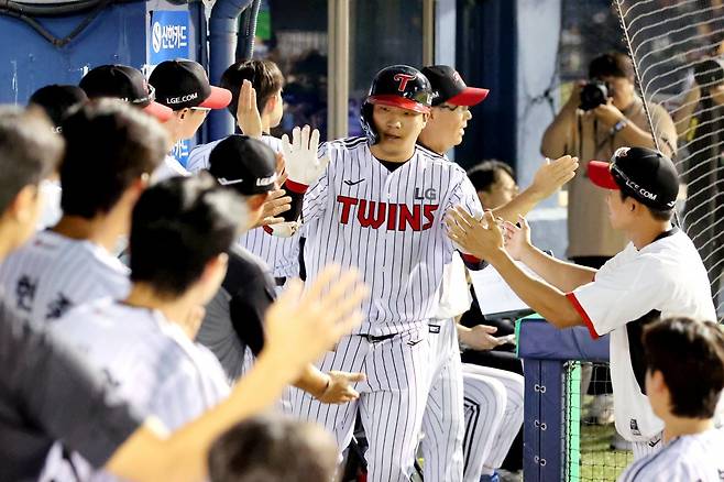 LG 문보경(가운데)은 31일 잠실 KT와 홈경기에서 4번타자 1루수로 선발출전해 5타수 4안타 2홈런 6타점 4득점을 기록했다. 이날 경기를 포함해 최근 10경기 5홈런으로 뜨거운 타격감을 선보였다. 사진제공|LG 트윈스