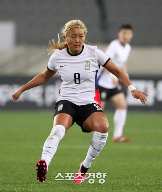 여자축구대표팀 조소현이 지난 4월 잠비아와의 평가전에서 그라운드를 누비고 있다. 정지윤 선임기자