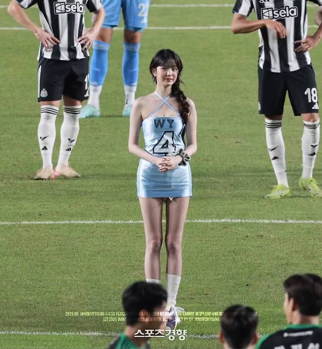 장원영 시축 의상. 온라인 커뮤니티 캡처