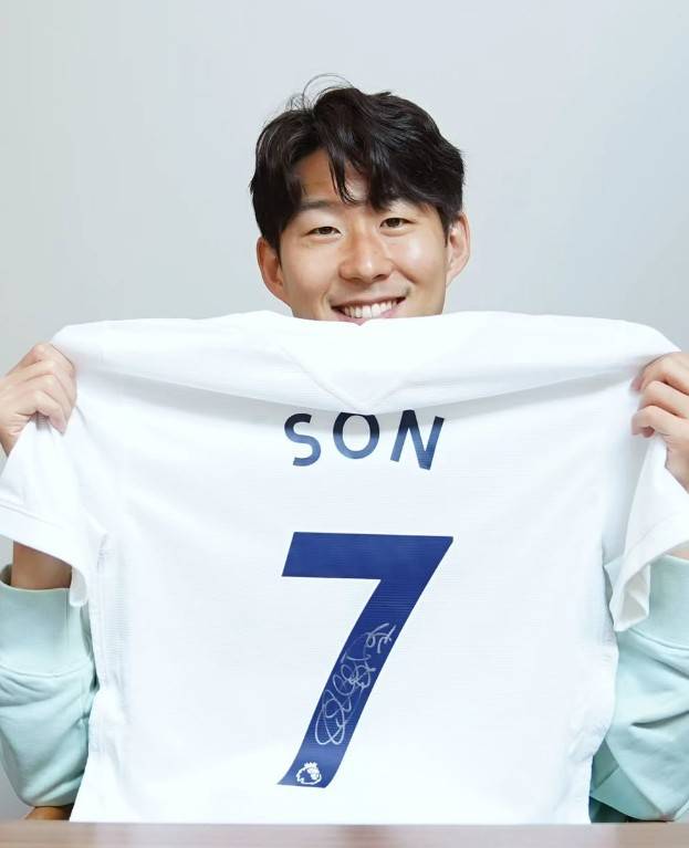 ▲ 손흥민에 대한 정상적인 평가다. 그동안 영국 현지의 일부 언론은 불확실한 에이징커브 가능성과 확인되지 않은 리더십 부재를 지적하면서 손흥민 교체를 강력하게 주장해왔다. 토트넘은 주장이자 에이스인 손흥민을 공격하는 보도가 줄을 잇는데도 반박 한번 없었다. 오죽하면 손흥민이 한국에서 고별전을 치를 것이라는 전망도 심심찮게 나왔다. ⓒ 손흥민 SNS