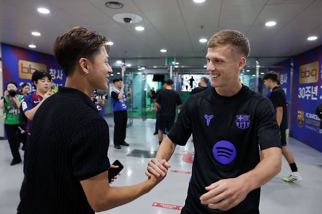 ▲ '코리안 메시' 이승우는 유소년 시절 스페인의 명문 FC바르셀로나에서 활약했다. 당시 동료로 생활했던 다니 올모가 2025 바르셀로나 아시아 투어 에디션 일환으로 한국을 찾아 FC서울과 친선전을 펼쳤다. 경기에 앞서 이승우와 올모가 기븐 재회의 악수로 눈길을 모았다. ⓒ 올리브 크리에이티브