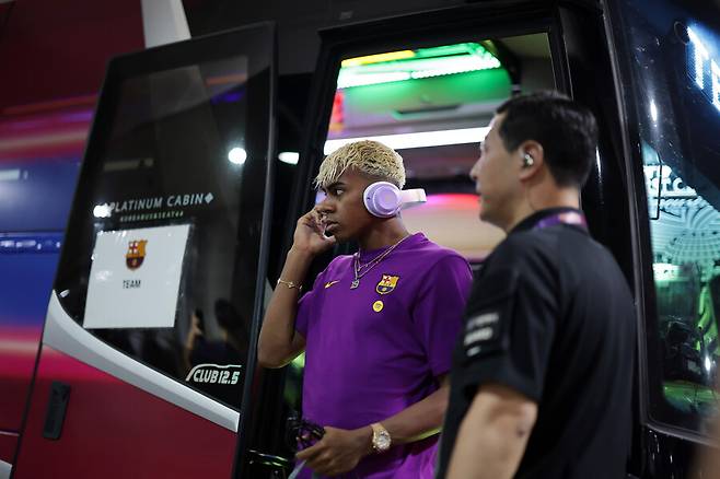 ▲ '코리안 메시' 이승우는 유소년 시절 스페인의 명문 FC바르셀로나에서 활약했다. 당시 동료로 생활했던 다니 올모가 2025 바르셀로나 아시아 투어 에디션 일환으로 한국을 찾아 FC서울과 친선전을 펼쳤다. ⓒ 올리브 크리에이티브