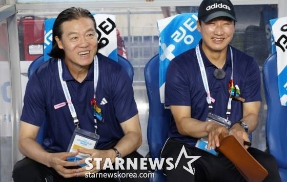 김판곤(왼쪽) 팀K리그 감독과 이정효 수석코치. /사진=김진경 대기자