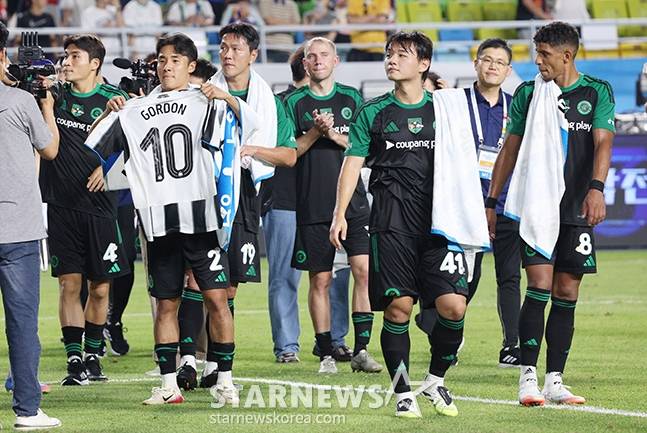 2025 쿠팡플레이 시리즈 팀 K리그 대 뉴캐슬 유나이티드 FC 경기가 수원 월드컵경기장에서 열렸다.  팀 K리그 선수들이 뉴캐슬에 1-0 승리를 한 후 응원단에 인사하고 있다. /사진=김진경 대기자.