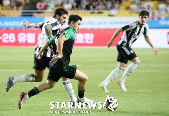 산드로 토날리(왼쪽)가 30일 오후 8시 수원월드컵경기장에서 열린 2025 쿠팡플레이 시리즈 1경기에서 이동경(가운데)과 몸싸움을 벌이고 있다. /사진=김진경 대기자