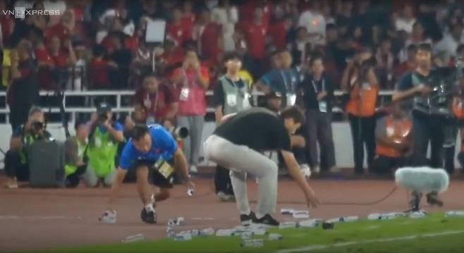 지난 29일 인도네시아 자카르타 겔로라 붕 카르노 스타디움에서 열린 2025 아세안축구연맹(ASEAN) U-23 챔피언십 결승전 베트남과 인도네시아의 결승전 당시 베트남 벤치 앞의 물병들을 흩트려 놓고 있는 김상식 감독과 베트남 스태프. /사진=VN익스프레스 영상 캡처