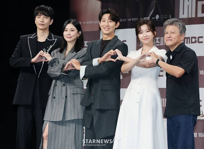 배우 이민기, 이보영, 강기영, 윤가이, 권해효가 31일 오전 서울 마포구 상암동 MBC에서 진행된 금토드라마 '메리 킬즈 피플' 제작발표회에 참석해 포즈를 취하고 있다.  치료 불가능한 환자들의 조력 사망을 돕는 의사와 이들을 추적하는 형사의 이야기를 다룬 서스펜스 드라마 '메리 킬즈 피플'는 오는 1일 첫 방송된다. /2025.07.31 /사진=이동훈 photoguy@