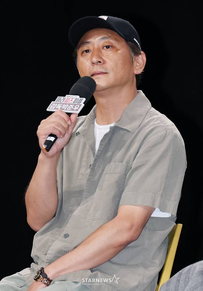 박준우 감독이 31일 오전 서울 마포구 상암동 MBC에서 진행된 금토드라마 '메리 킬즈 피플' 제작발표회에 참석해 질문에 답하고 있다.  치료 불가능한 환자들의 조력 사망을 돕는 의사와 이들을 추적하는 형사의 이야기를 다룬 서스펜스 드라마 '메리 킬즈 피플'는 오는 1일 첫 방송된다. /2025.07.31 /사진=이동훈 photoguy@