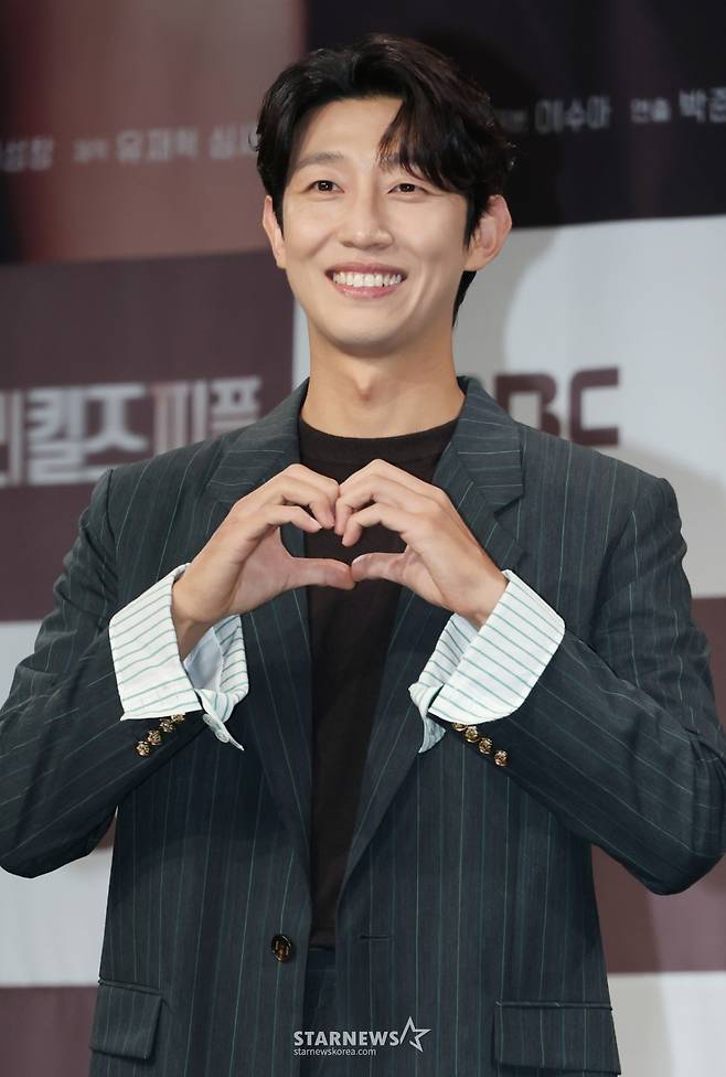 배우 강기영이 31일 오전 서울 마포구 상암동 MBC에서 진행된 금토드라마 '메리 킬즈 피플' 제작발표회에 참석해 포즈를 취하고 있다.  치료 불가능한 환자들의 조력 사망을 돕는 의사와 이들을 추적하는 형사의 이야기를 다룬 서스펜스 드라마 '메리 킬즈 피플'는 오는 1일 첫 방송된다. /2025.07.31 /사진=이동훈 photoguy@