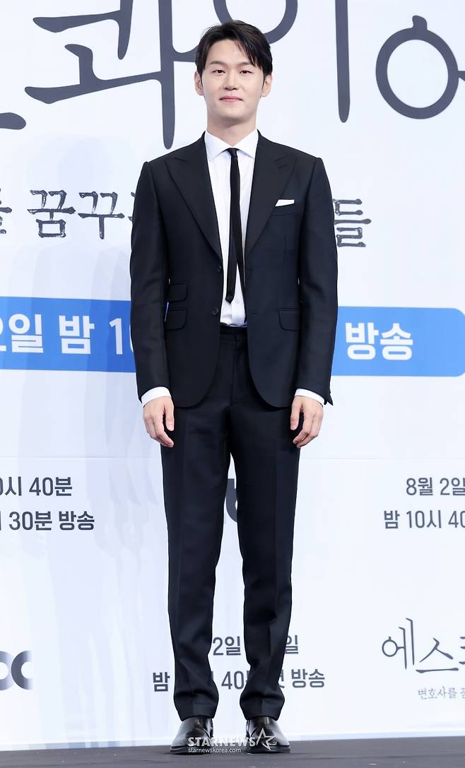 배우 이학주가 31일 서울 구로구 더 링크호텔에서 진행된 JTBC 토일드라마 '에스콰이어' 제작발표회에 참석해 포즈를 취하고 있다. /2025.07.31 /사진=김휘선 hwijpg@