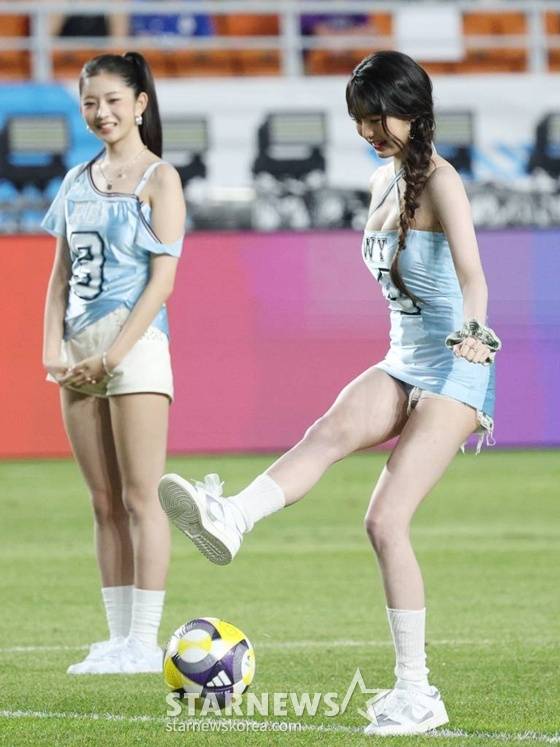 레이(왼쪽), 시축을 하고 있는 장원영/사진=김진경 기자