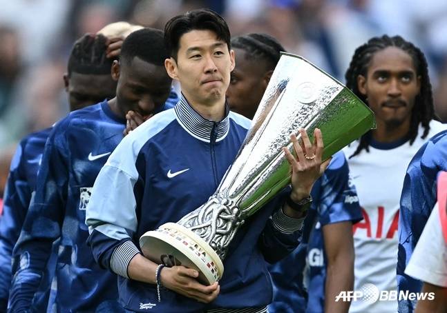 UEL 우승컵을 든 손흥민의 모습. /AFPBBNews=뉴스1