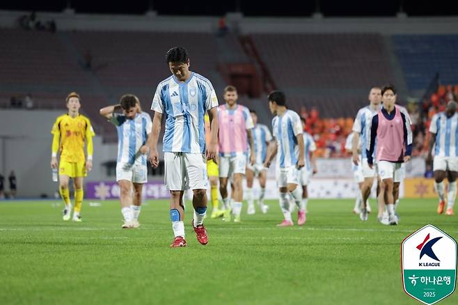 강원FC전 무승부 이후 아쉬워하고 있는 울산 HD 선수들. /사진=한국프로축구연맹 제공