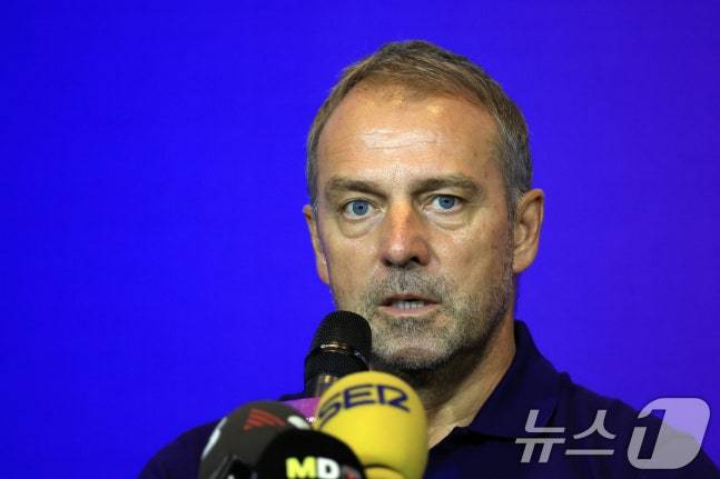 한지 플릭 감독이 30일 오후 2시 포시즌스호텔 서울 그랜드볼룸에서 열린 '2025 아시아 투어 에디션 바르셀로나' 기자회견에서 취재진의 질문에 답하고 있다. /사진=뉴스1