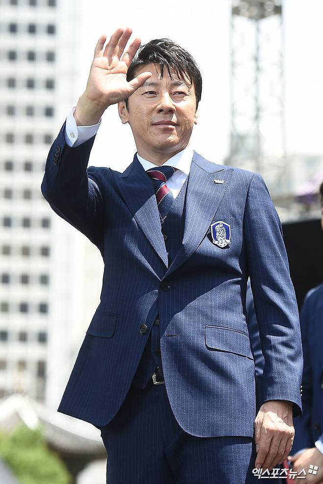 울산HD가 김판곤 감독과 1년 만에 결별하고 지난 2018 러시아 월드컵에서 대한민국 축구대표팀 사령탑으로 조별리그 독일전 2-0 승리를 이끌고, 이듬해 인도네시아 축구대표팀으로 부임해 지난 1월까지 지휘봉을 잡았던 신태용 전 감독에게 지휘봉을 맡길 것으로 보인다. 신 감독은 31일 엑스포츠뉴스와의 통화에서 '울산에서 감독 제의를 받았고 검토 중'이라고 확인했다. 축구계에선 신 감독이 조만간 울산 벤치에 앉을 것으로 예상하고 있다. 엑스포츠뉴스DB