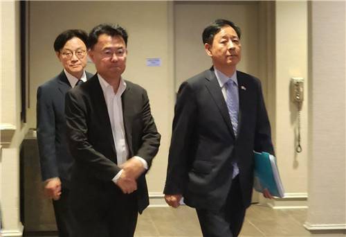 이틀 연속 美상무장관과 통상협의 위해 숙소 나서는 경제부총리 (워싱턴=연합뉴스) 박성민 특파원 = 구윤철 부총리 겸 기획재정부 장관(오른쪽)이 30일(현지시간) 워싱턴DC 미국 상무부 청사에서 하워드 러트닉 미 상무장관과 통상협의를 하기 위해 숙소에서 떠나고 있다. 맨 왼쪽은 김정관 산업통상자원부 장관. 2025.7.30. min22@yna.co.kr