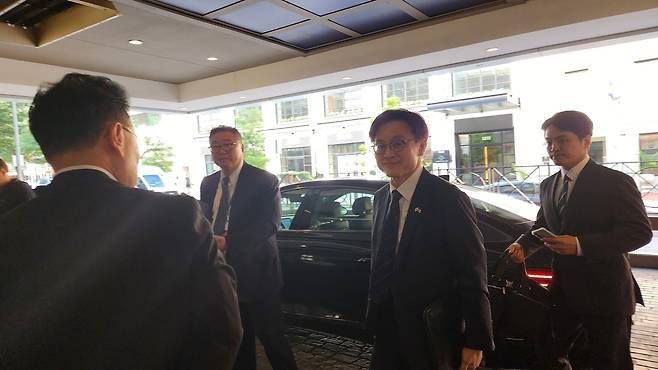 경제부총리 숙소로 들어가는 김정관 산업통상자원부 장관 (워싱턴=연합뉴스) 박성민 특파원 = 김정관 산업통상자원부 장관이 30일(현지시간) 구윤철 부총리 겸 기획재정부 장관이 묵고 있는 미국 워싱턴DC의 숙소에 들어서고 있다. 김 장관은 이날 하워드 러트닉 미 상무장관과 한미 통상협상을 앞두고 구 부총리와 막판 협상 전략을 가다듬었다. 2025.7.30. min22@yna.co.kr