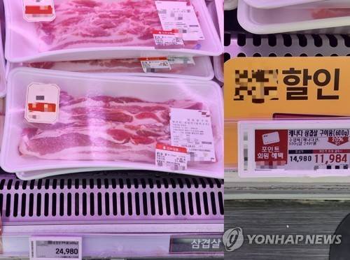 오늘 슈퍼마켓 삼겹살 가격은 (서울=연합뉴스) 서윤호 인턴기자 = 지난 30일 서울의 한 체인형 슈퍼마켓에서 판매 중인 국산 및 캐나다산 삼겹살의 가격. 2025.7.31