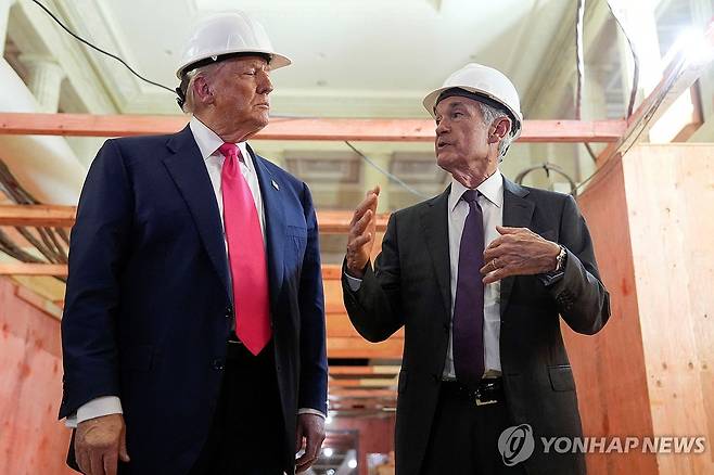 24일 연준 건물 방문해 파월과 대화하는 트럼프 [로이터 연합뉴스 자료사진 재판매 및 DB금지]