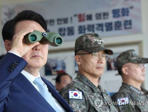 쌍안경으로 훈련 보던 윤석열 전 대통령       (포천=연합뉴스) 진성철 기자 = 윤석열 대통령이 15일 경기 포천 승진훈련장에서 실시된 '2023 연합·합동 화력격멸훈련'에서 쌍안경으로 훈련 현장을 주시하고 있다. 2023.6.15
    zjin@yna.co.kr