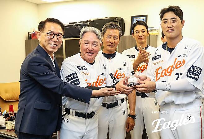 김경문 감독, 한화 부임 후 100승 달성 (대전=연합뉴스) 프로야구 한화 이글스 김경문 감독이 한화 사령탑 부임 후 100승을 달성했다. 
    김경문 감독이 지휘하는 한화는 30일 대전 한화생명 볼파크에서 열린 삼성 라이온즈와 홈 경기에서 5-0으로 이겼다. 
    사진은 김경문 감독 한화 부임 후 100승을 축하해주는 박종태 대표이사와 코치, 선수들.  2025.7.30 [한화 이글스 제공. 재판매 및 DB 금지] photo@yna.co.kr