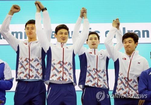 2017 하계 U대회 펜싱 남자 단체전에서 우승했던 오상욱(왼쪽) [연합뉴스 자료사진]