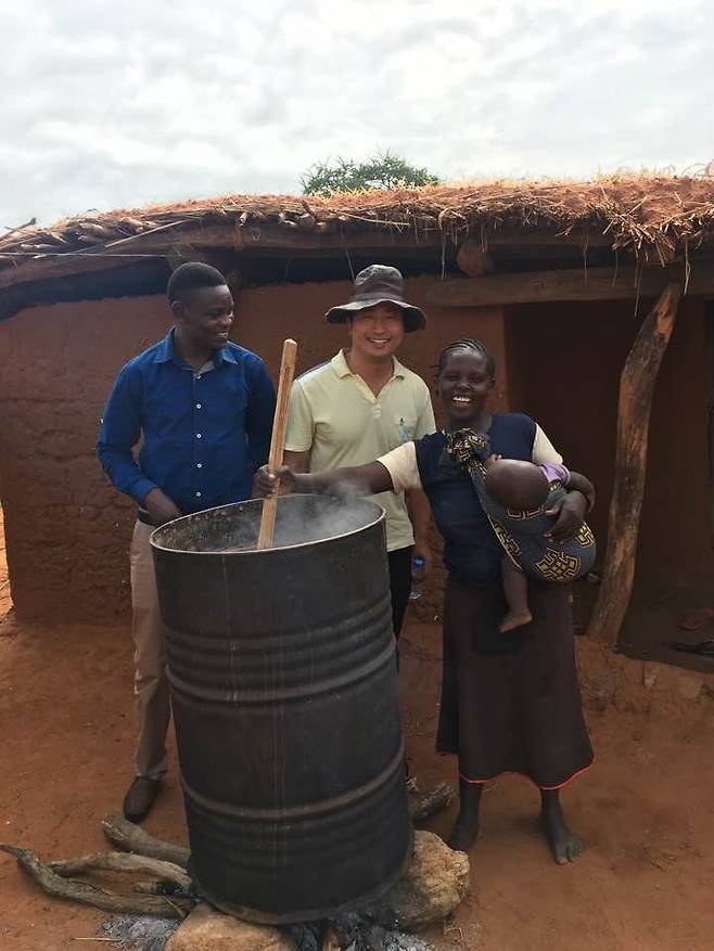 제로 헝거 사업에 참여한 참가자 탄자니아 수도 도도마에서 진행한 제로 헝거 소득 증대 사업 참가자와 필자(가운데) [김영완 제공. 재판매 및 DB 금지]