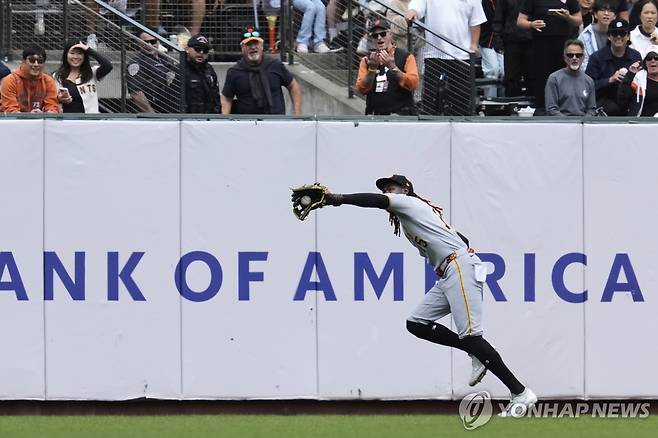이정후의 타구를 잡아내는 피츠버그 중견수 [AP=연합뉴스]