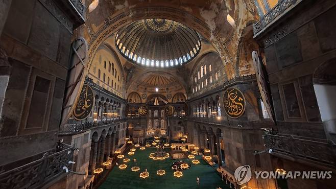 아야소피아 내부. 1층은 이슬람교도에게만 공개하고 있다. [사진/성연재 기자]